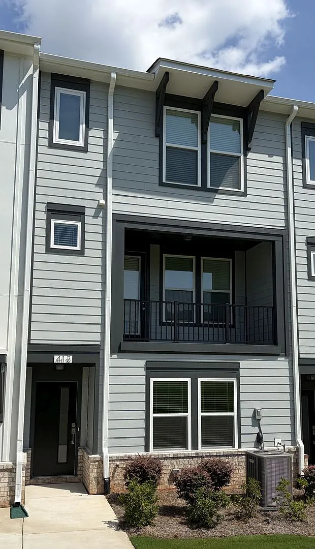 Modern 3-Bedroom Townhome Near UNC Charlotte & Light Rail — Photo 1