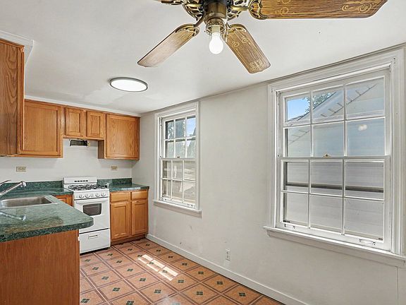 4th image of 3437 Oak Ave