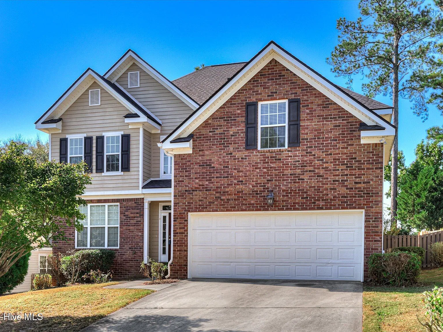 5 bed, 3.0 bath, 2438 sqft, $2,300 — Photo 1