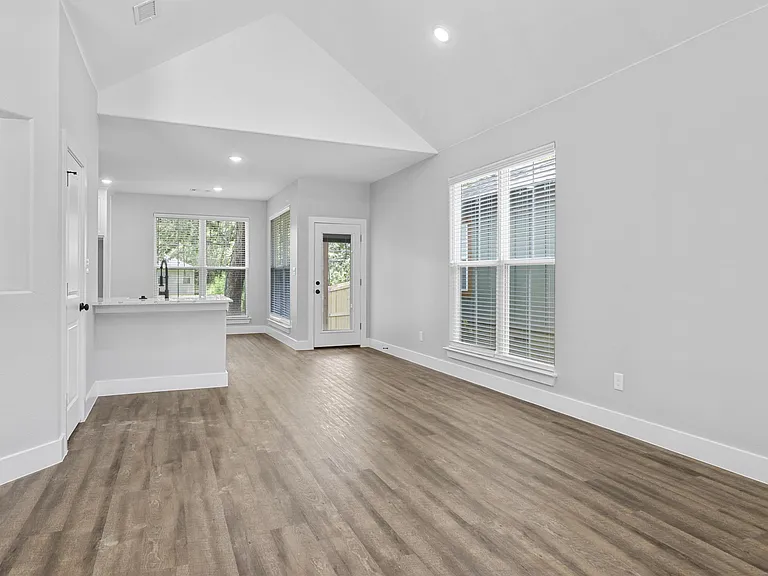 508 W Johnson St — Photo 3