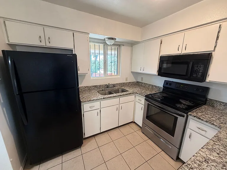 919-923 Alvarado Dr SE — Photo 6