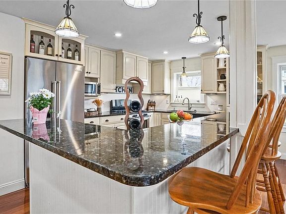 4th image of 49 Wakefield Ave