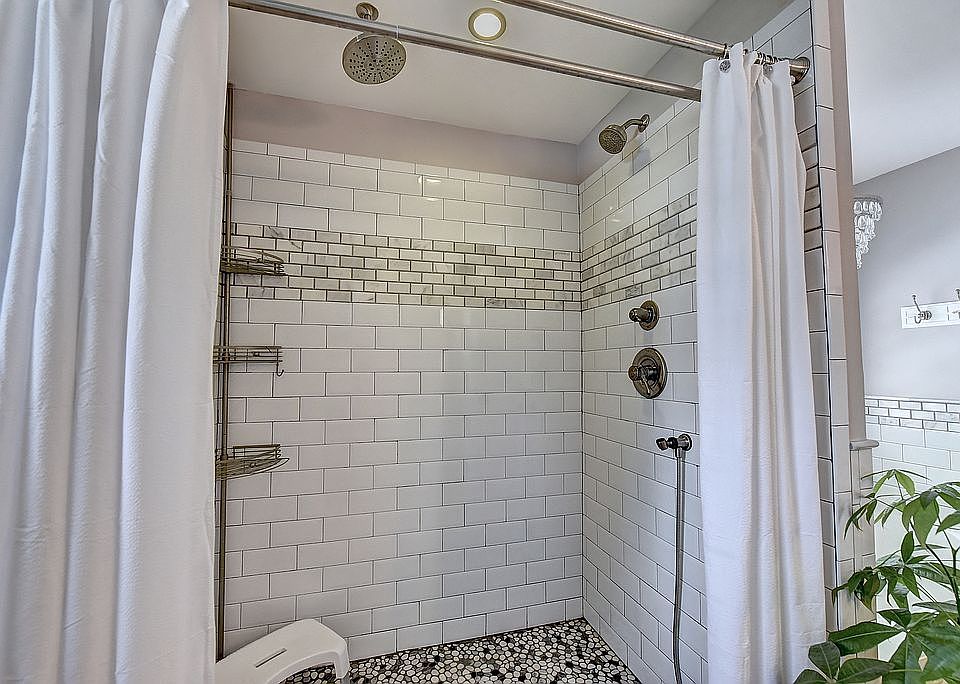 Large Shower w/custom tile