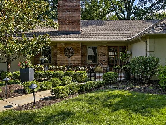 Lots of landscaping to accentuate the entry