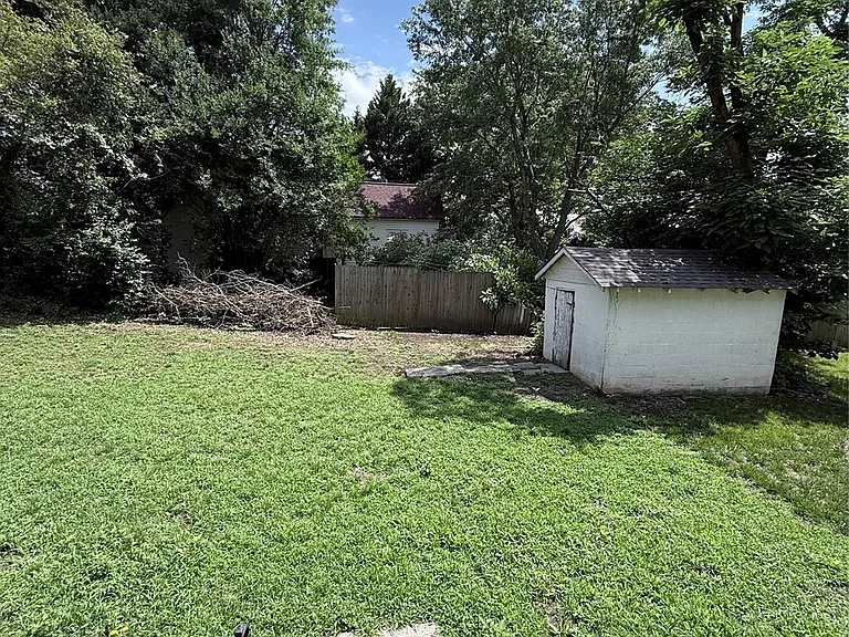 309 N Poplar St — Photo 11