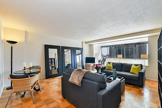2 Hawthorne Pl #14L