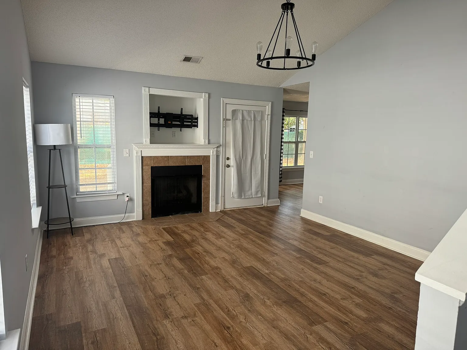3 bed, 2.5 bath, 2200 sqft, $2,400 — Photo 4