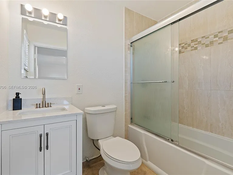 232 SE 6th St — Photo 22