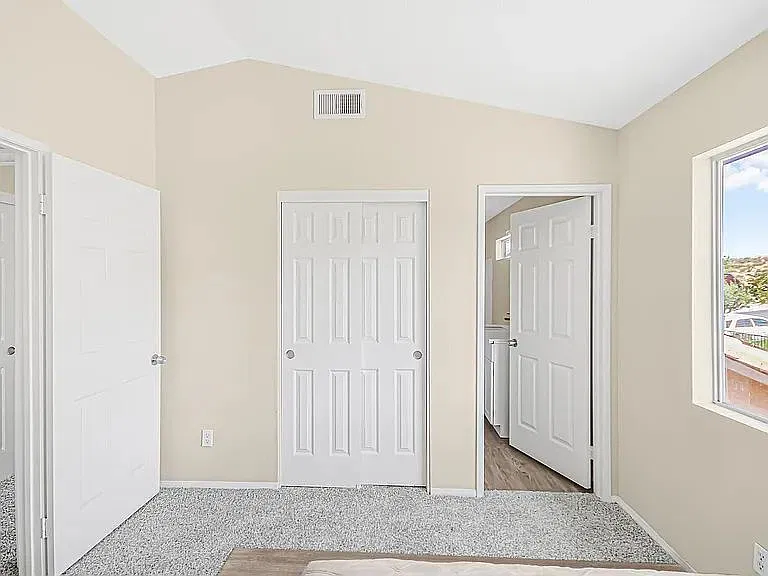 4 bed, 2.5 bath, 1895 sqft, $3,200 — Photo 4