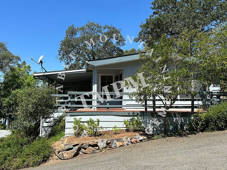 373 Lodgeview Dr — Photo 1