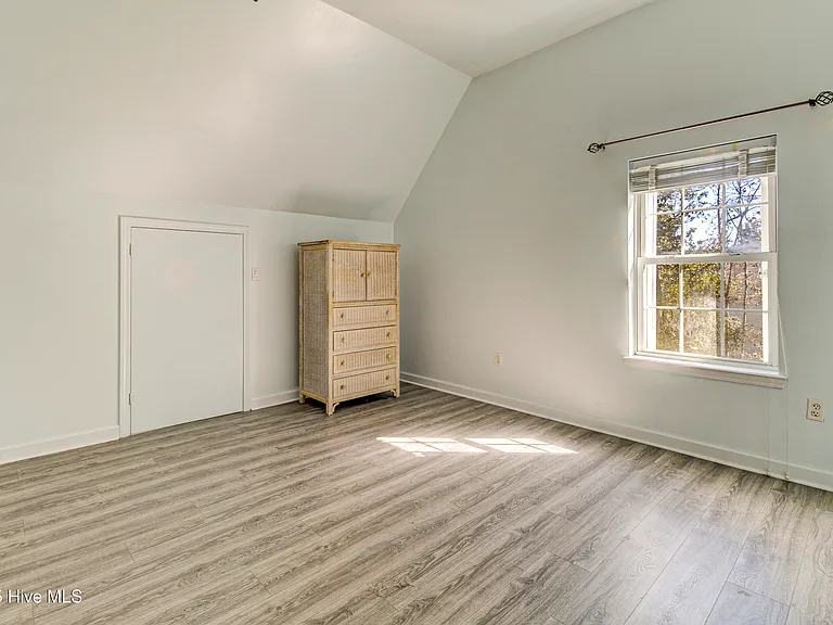 613 Clarendon Ave — Photo 42