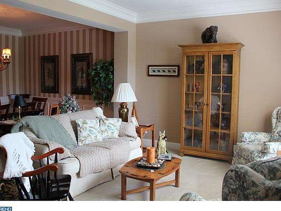 2nd image of 2232 Pembroke Ln