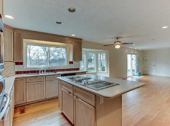 5th image of 1034 Lakeshore Dr