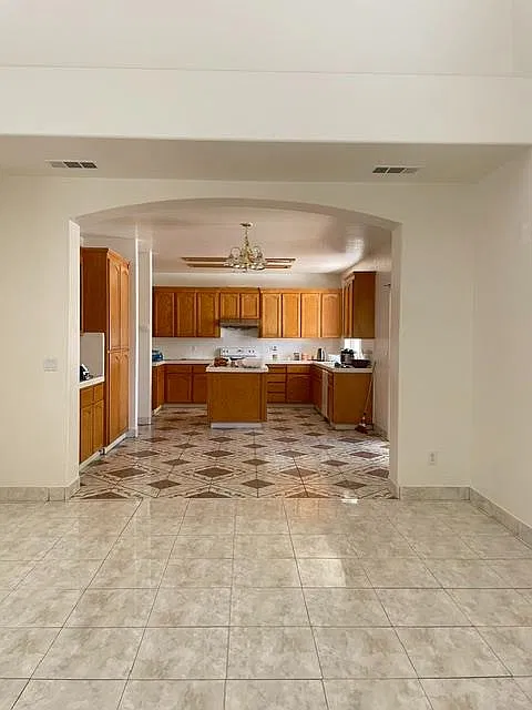 4 bed, 1909 sqft, $3,200 — Photo 3