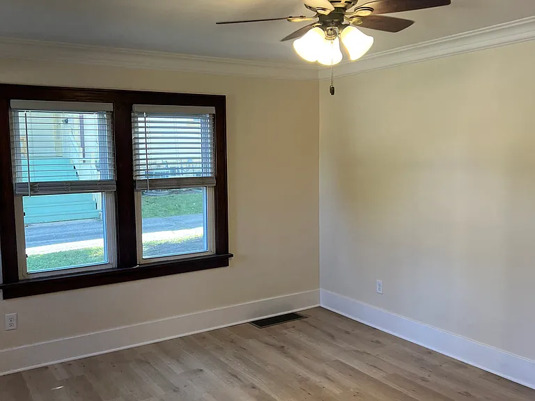 425 Pleasant St — Photo 39