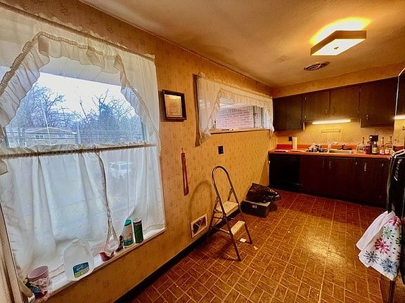 4th image of 301 Garden City Dr
