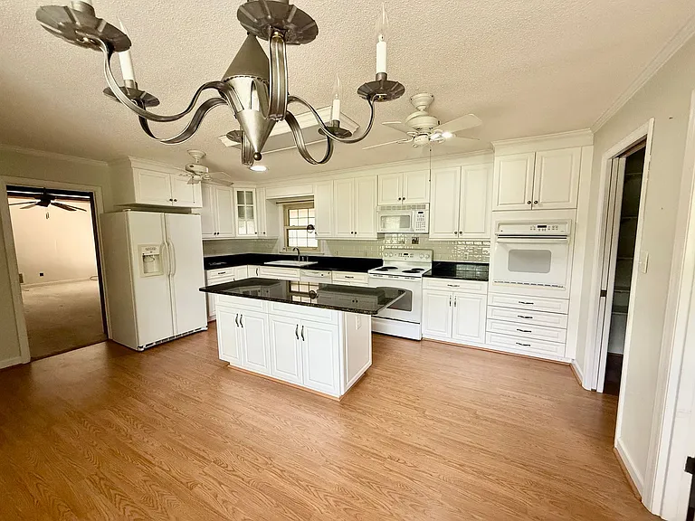 1225 Woodhaven Dr — Photo 4