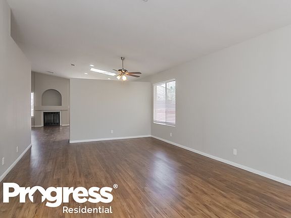 4th image of 915 Highland Trails Ave