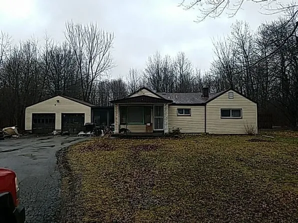 4780 Oak St, Lowellville, OH 44436