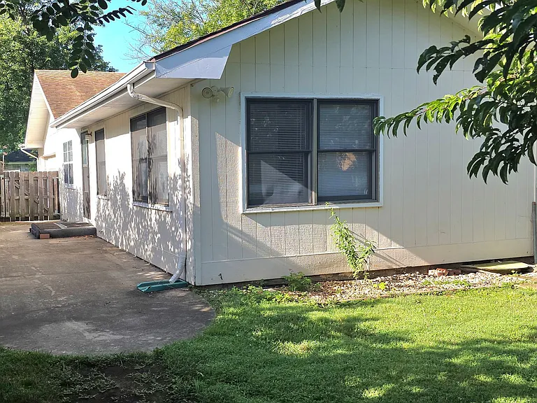 1635 E Hanover St — Photo 15