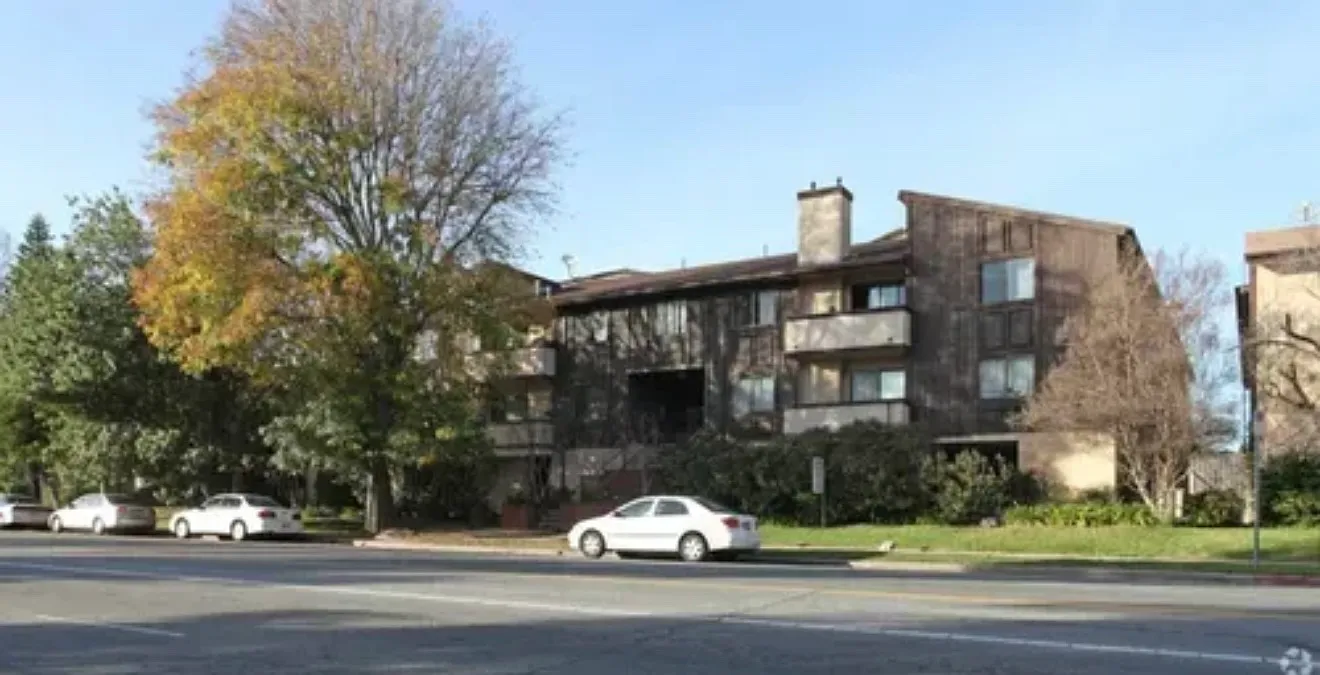 2 bed, 800 sqft, $2,450 — Photo 1