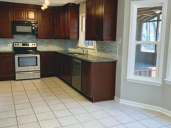 4th image of 10231 Melanie Dr SE