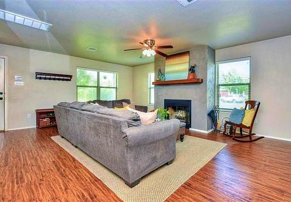 4th image of 4901 Woodstock Dr