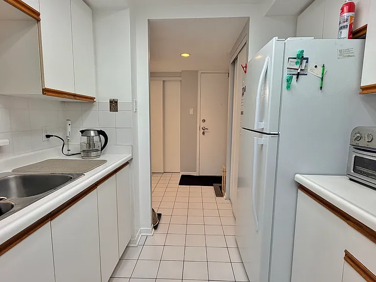 35 Holland Ave #302 — Photo 8