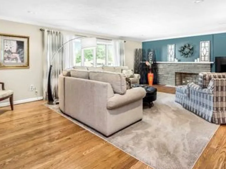 2504 Giant Oaks Dr — Photo 3