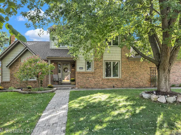 5208 Crowfoot Dr, Troy, MI 48085