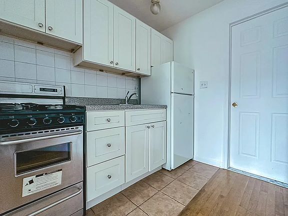 3rd image of 186 Orchard St APT 6RS
