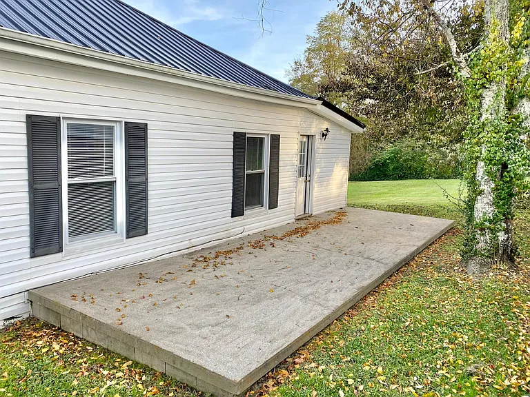 320 Thompson Dr — Photo 5