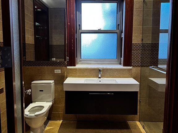 4th image of 411 W 39th St APT 5
