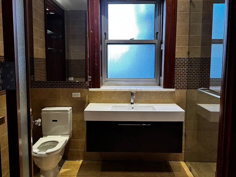 411 W 39th St #5 — Photo 4