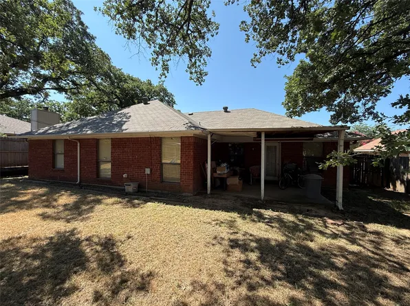 2123 Turf Club Dr, Arlington, TX 76017