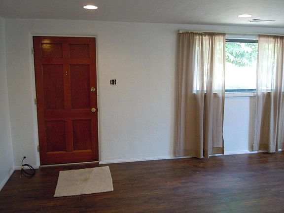 4th image of 2833 Solano Dr NE
