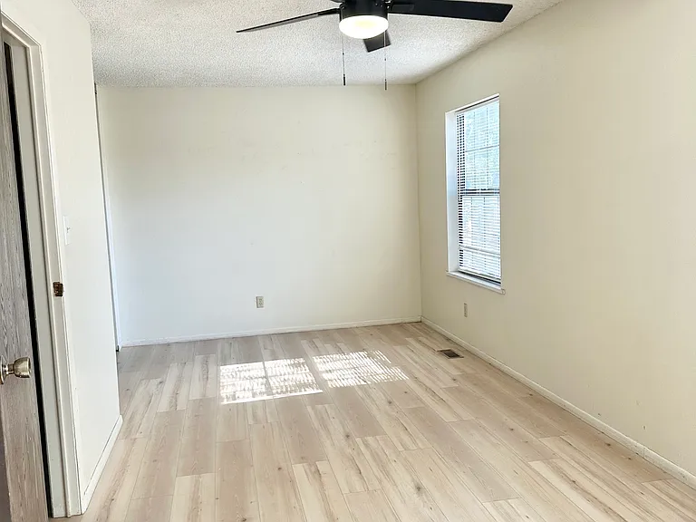 2305 N Grand Ave #B — Photo 22