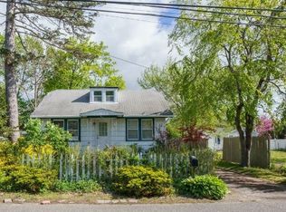 9 Bristol St, Huntington, NY 11743