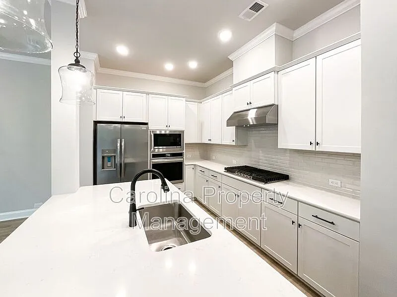 3 bed, 2.5 bath, 2029 sqft, $2,850 — Photo 2