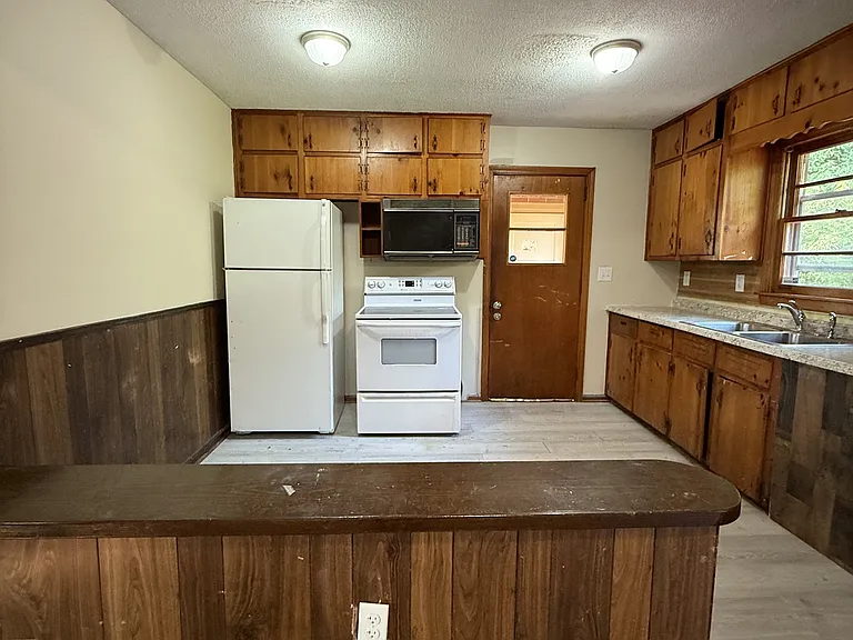317 Sunhill Rd NW — Photo 4