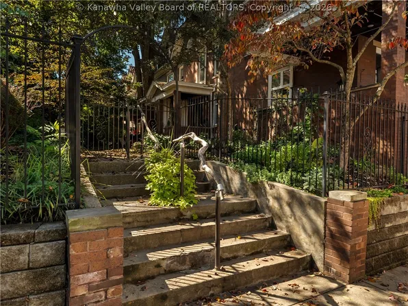 9 Arlington Ct, Charleston, WV 25301