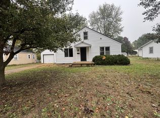 203 W Magnolia St, Versailles, MO 65084