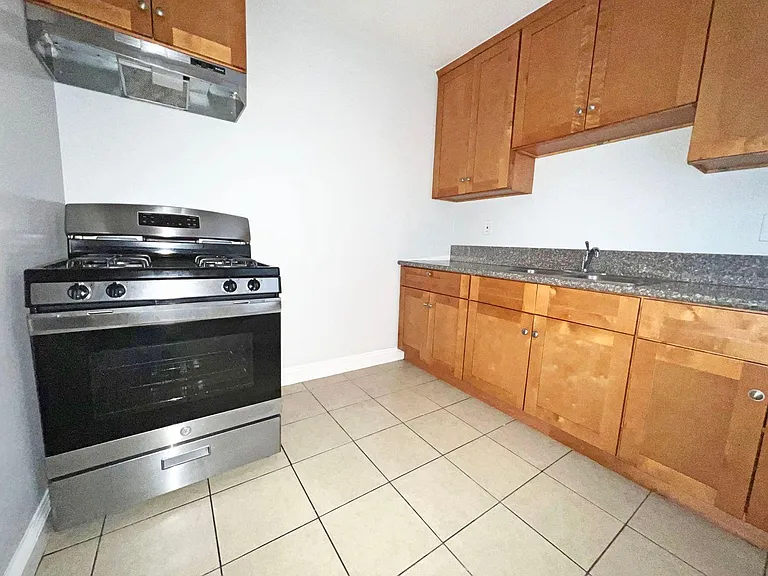 2021 Pine Ave #2 — Photo 4