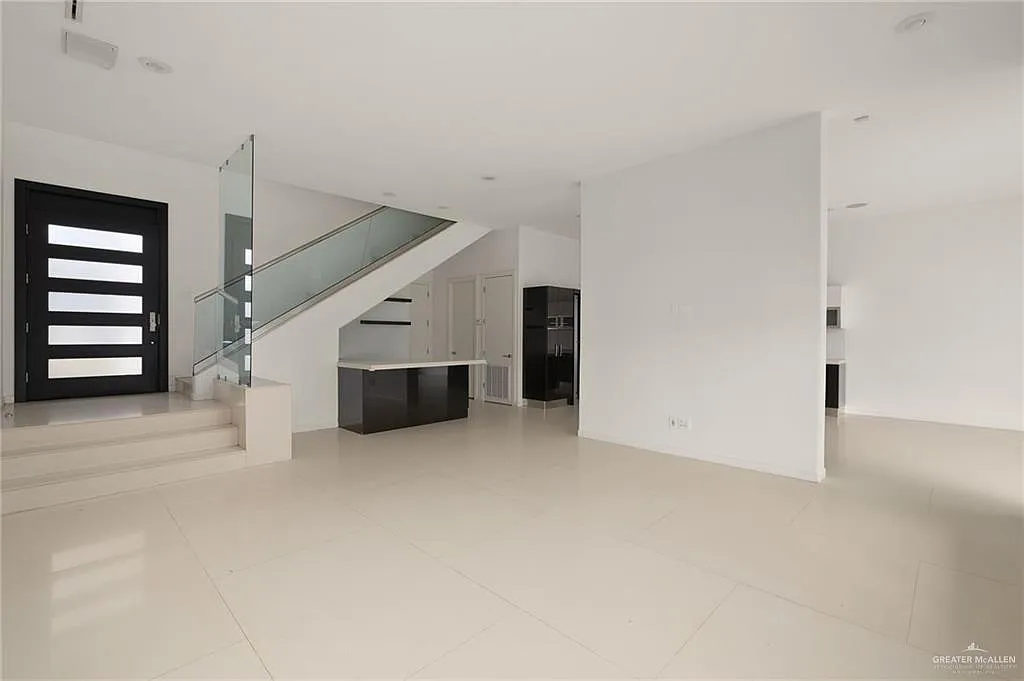 3 bed, 2.0 bath, 2940 sqft, $2,500 — Photo 3