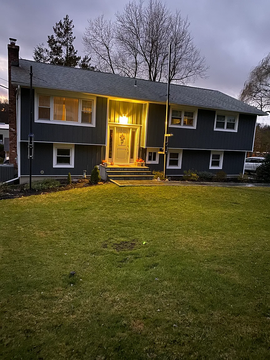 1673 Summit St photo 1