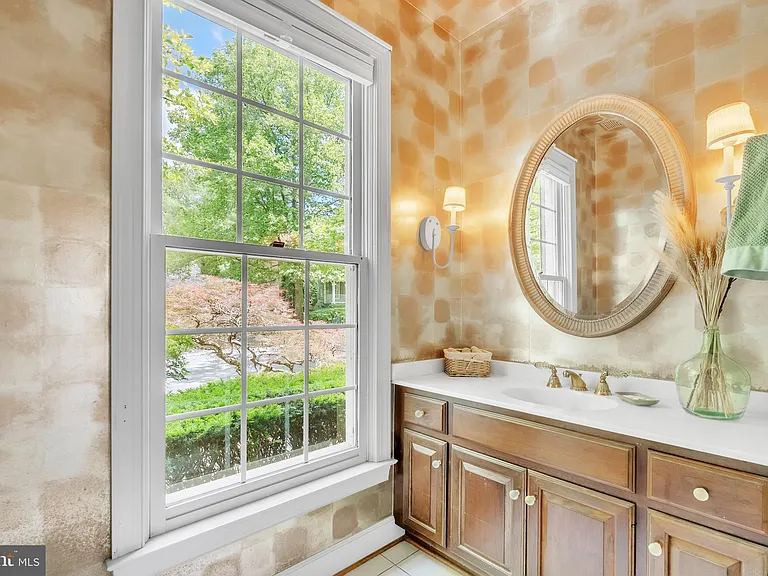 9708 Meyer Point Dr — Photo 10