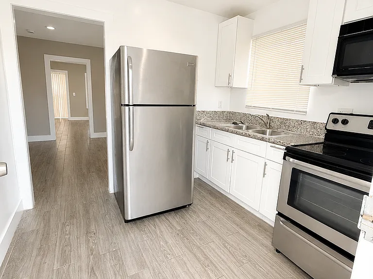 110 N 5th St #6 — Photo 6