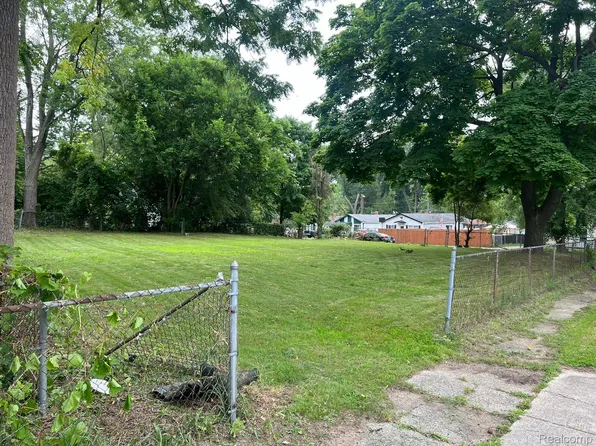 218 E Parkdale Ave, Pontiac, MI 48340