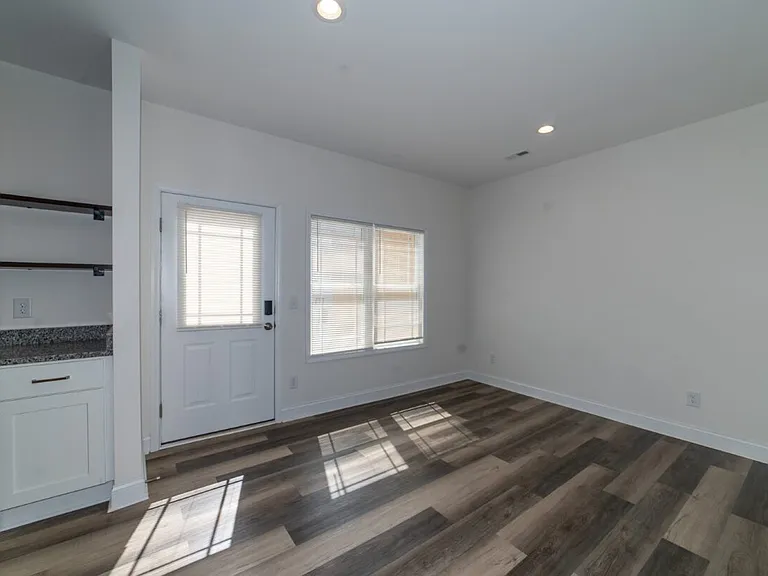 Midway Townhome — Photo 7