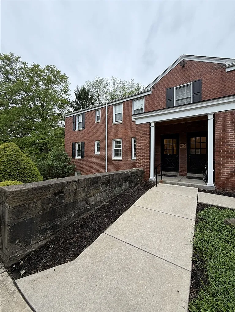 2 bed, 837 sqft, $1,200 — Photo 1